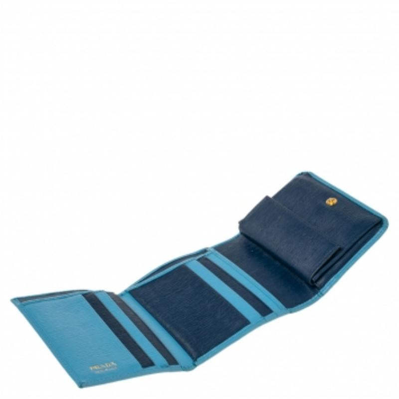 Portafoglio Trifold in pelle blu di Prada In condizioni discrete a Dubai, Al Qouz 2
