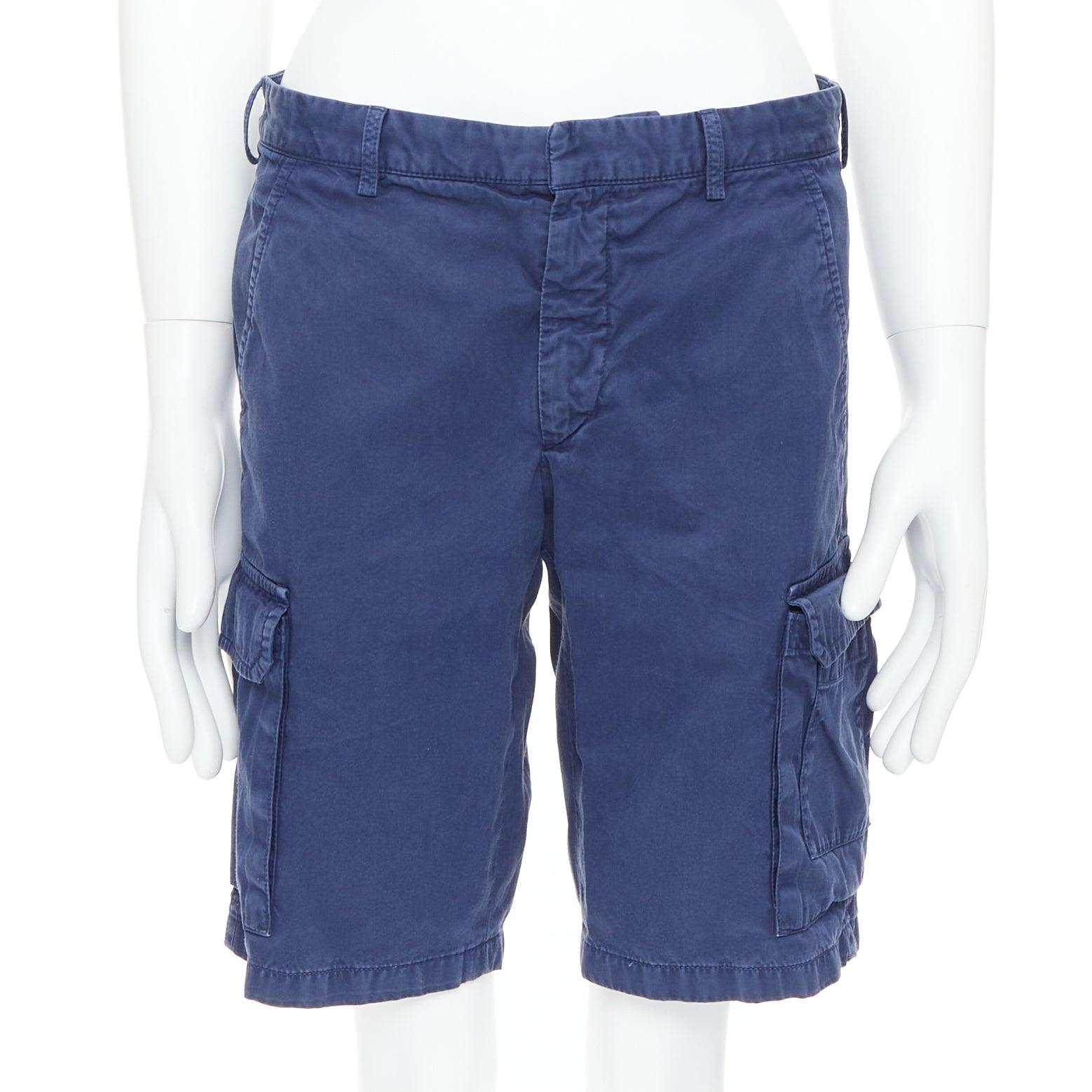 Prada: bermuda cargo in cotone lavato blu con taschino  IT46 S
Riferimento: CNLE/A00426
Marchio: Prada
Stilista: Miuccia Prada
Materiale: Cotone
Colore: blu
Modello: Tinta unita
Chiusura: Zip Fly
Prodotto in: Romania

CONDIZIONE:
Condizioni: Buono,