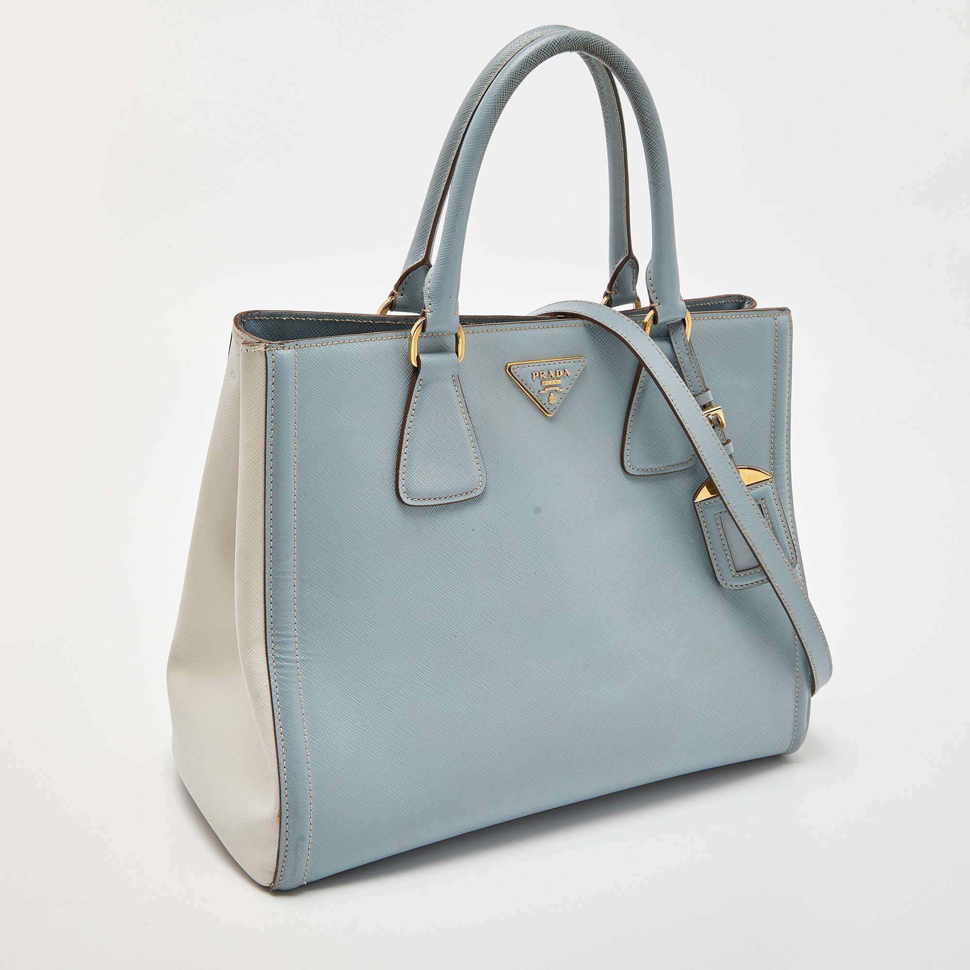 Sac cabas ouvert Prada Saffiano Lux en cuir bleu/blanc État moyen - En vente à Dubai, Al Qouz 2