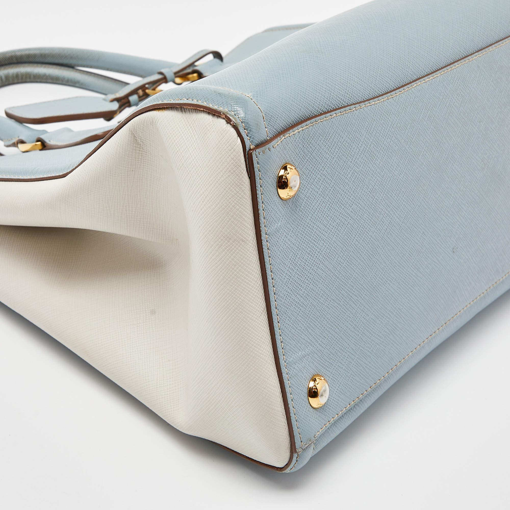 Sac cabas ouvert Prada Saffiano Lux en cuir bleu/blanc en vente 4