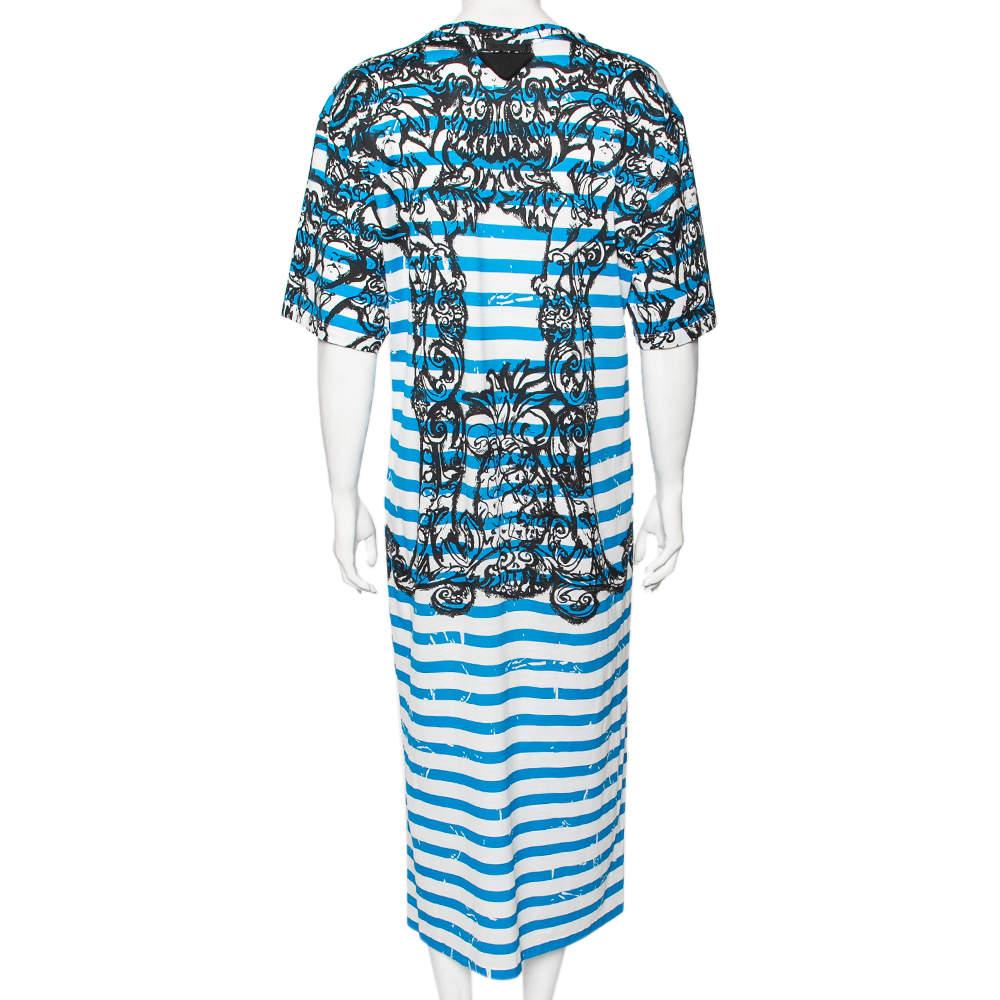 Cette robe à manches courtes de Prada trouve le juste équilibre entre confort et haute couture. Confectionné en coton, il arbore des rayures bleues et blanches avec un imprimé unique sur le devant et le dos. Sa forme est tout à fait décontractée et