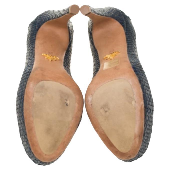 Ces escarpins Madras de Prada sont conçus sans effort pour une finition à la fois classique et chic. Confectionnés en cuir, ces escarpins sont dotés de détails tissés et d'une semelle intérieure doublée de cuir. Elles sont montées sur des talons de