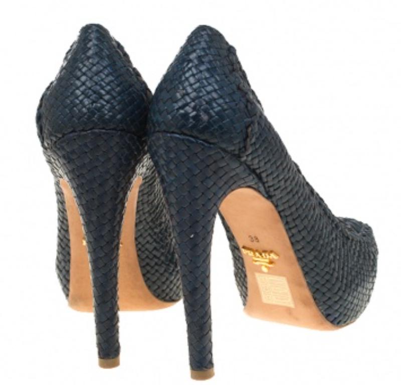 Escarpins à plateforme Madras en cuir tressé bleu Prada, taille 38 en vente 2