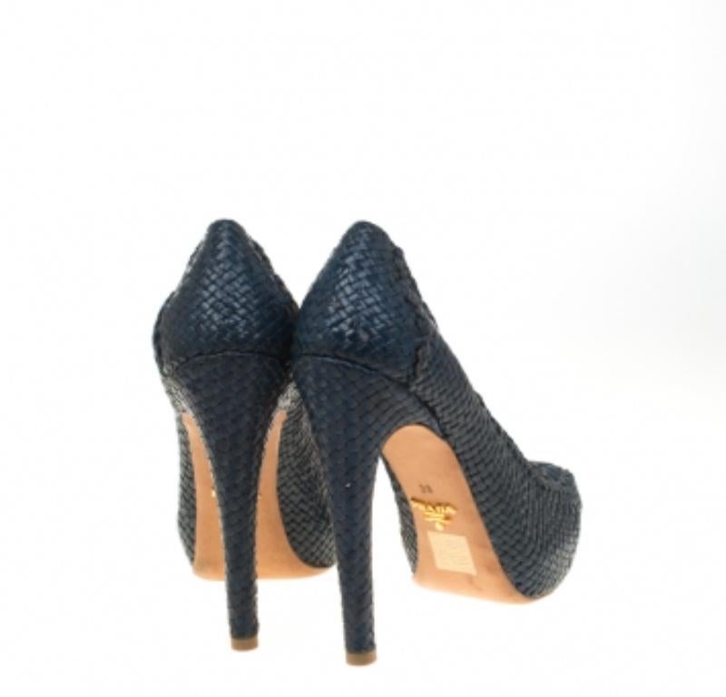 Escarpins à plateforme Madras en cuir tressé bleu Prada, taille 38 en vente 3
