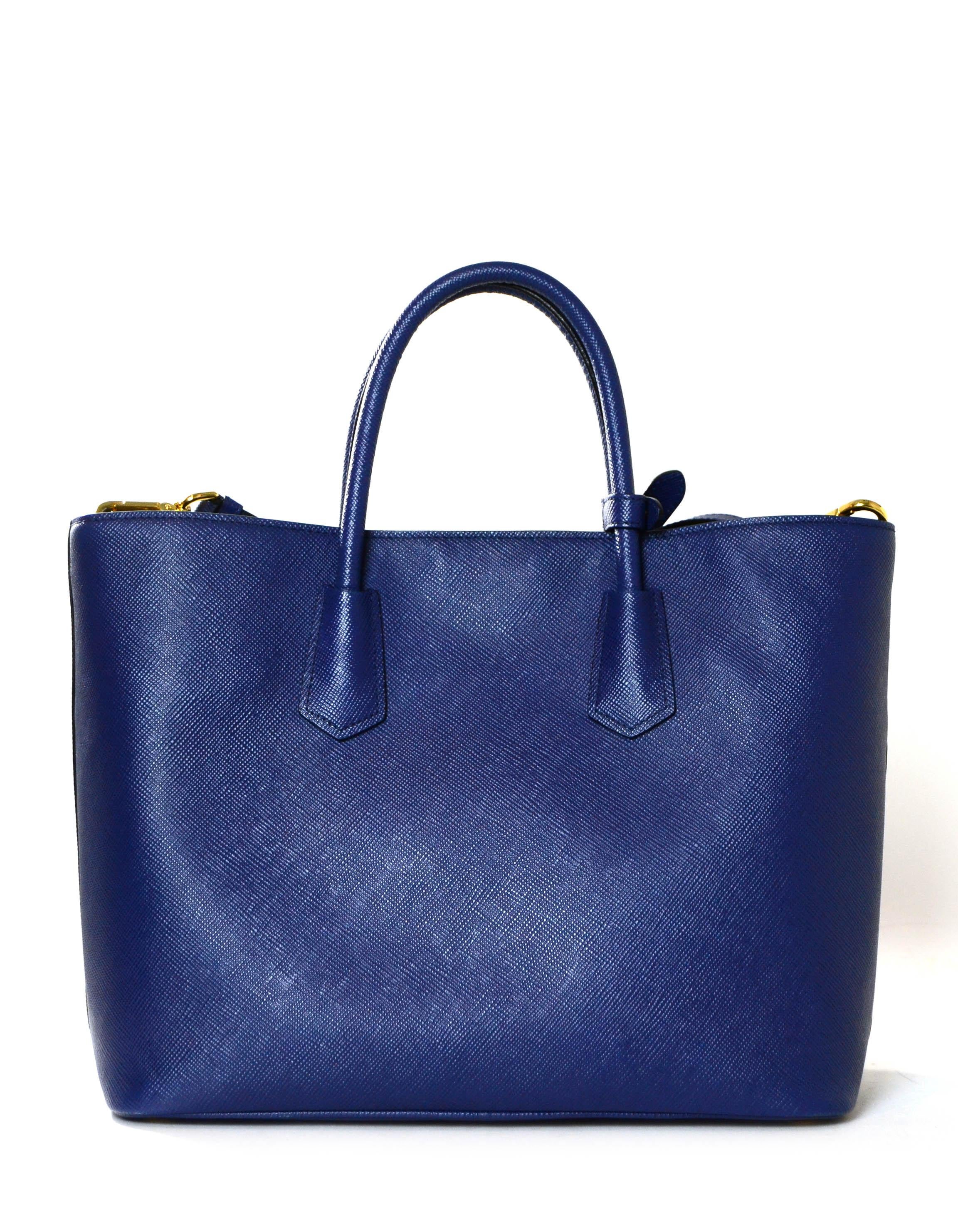 Prada - Sac fourre-tout bleu à poche frontale en cuir affiné avec sangle détachable Excellent état à New York, NY