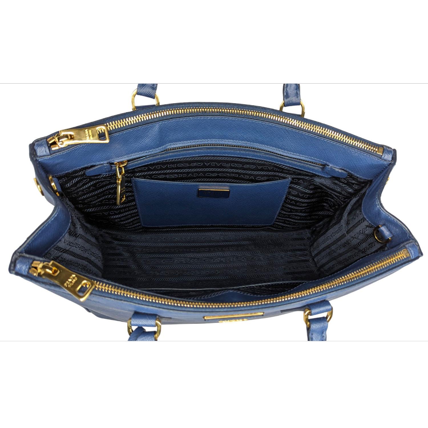 Prada Bluette Saffiano Lux grand sac cabas Galleria à double fermeture éclair en vente 3