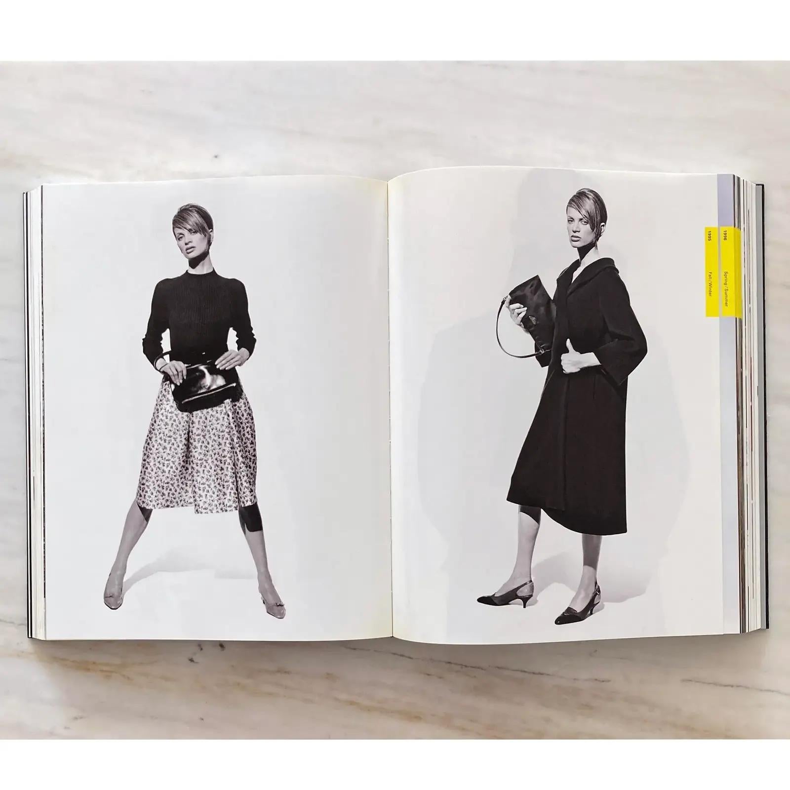 Livre Prada avec couverture, par Miuccia Prada et Patrizio Bertelli, 1ère édition 2009 en vente 3