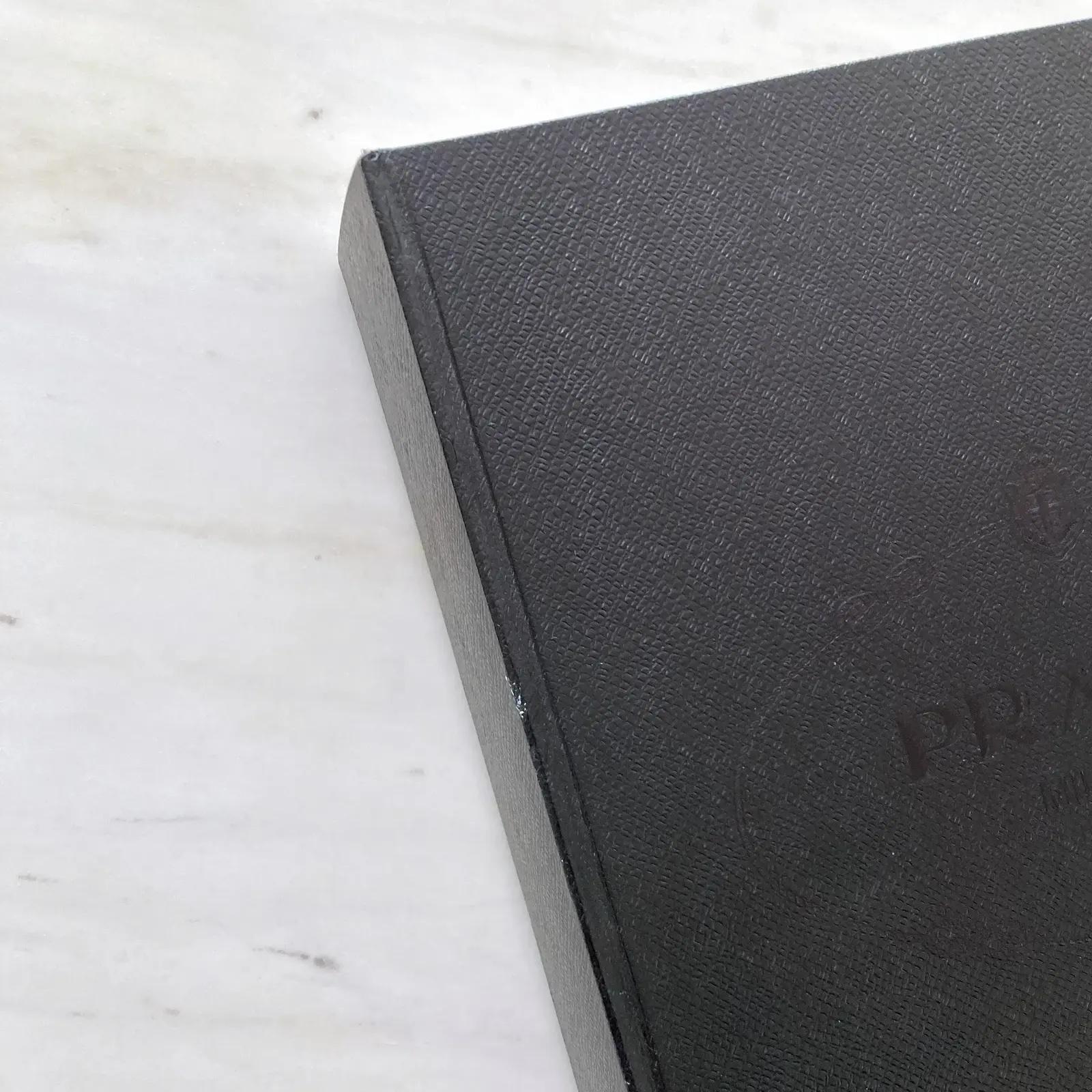 Livre Prada avec couverture, par Miuccia Prada et Patrizio Bertelli, 1ère édition 2009 en vente 4