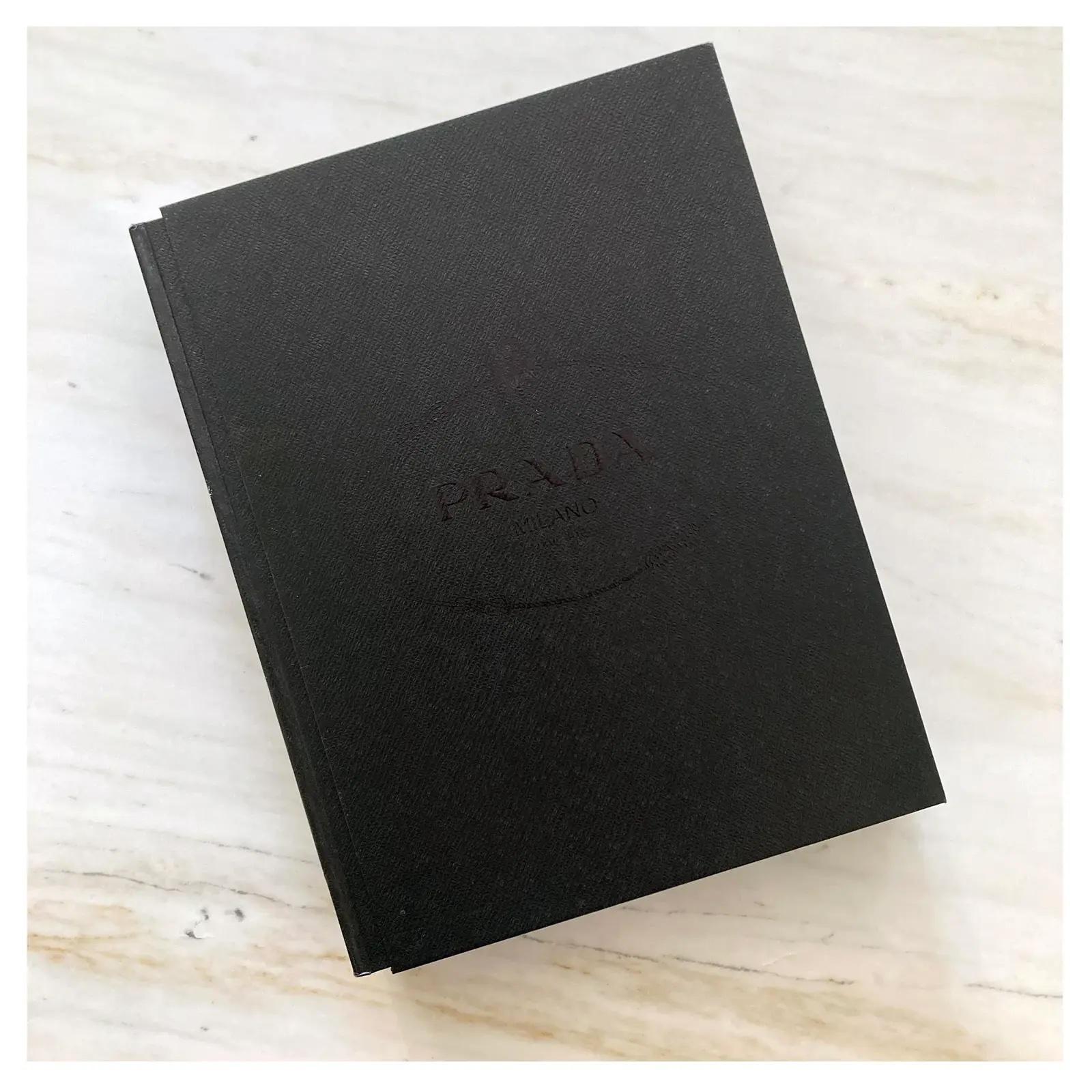 Moderne Livre Prada avec couverture, par Miuccia Prada et Patrizio Bertelli, 1ère édition 2009 en vente