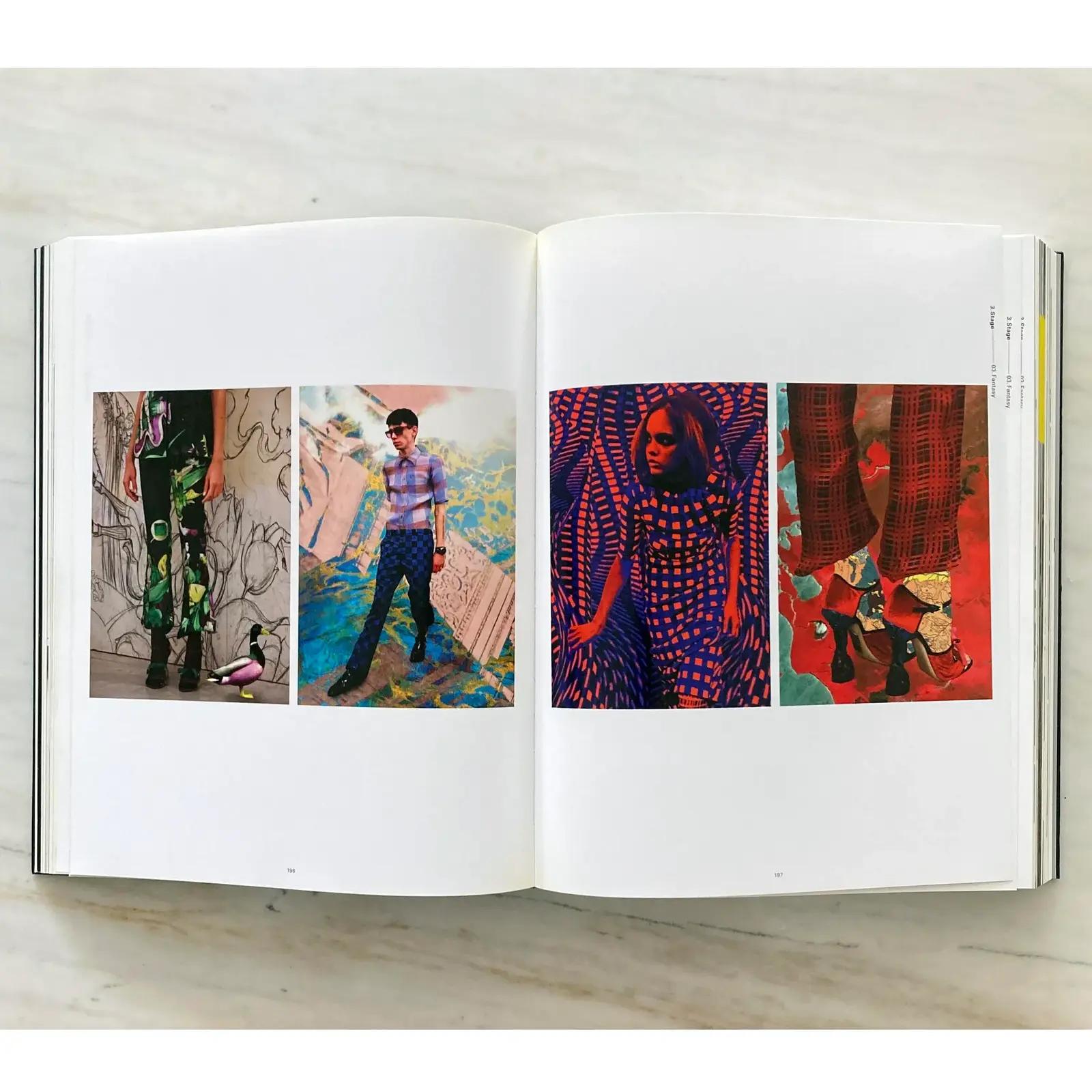 Papier Livre Prada avec couverture, par Miuccia Prada et Patrizio Bertelli, 1ère édition 2009 en vente