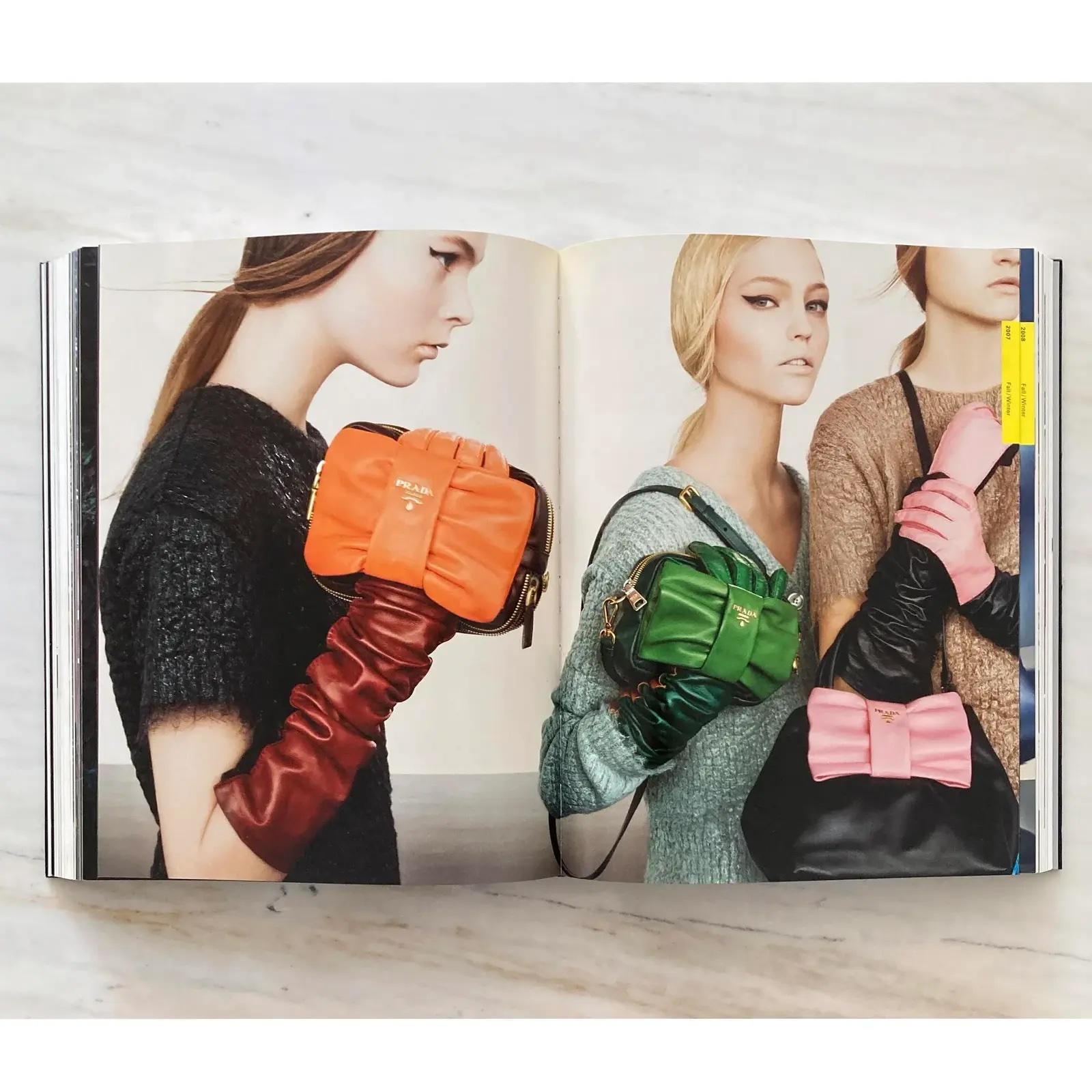 Livre Prada avec couverture, par Miuccia Prada et Patrizio Bertelli, 1ère édition 2009 en vente 1
