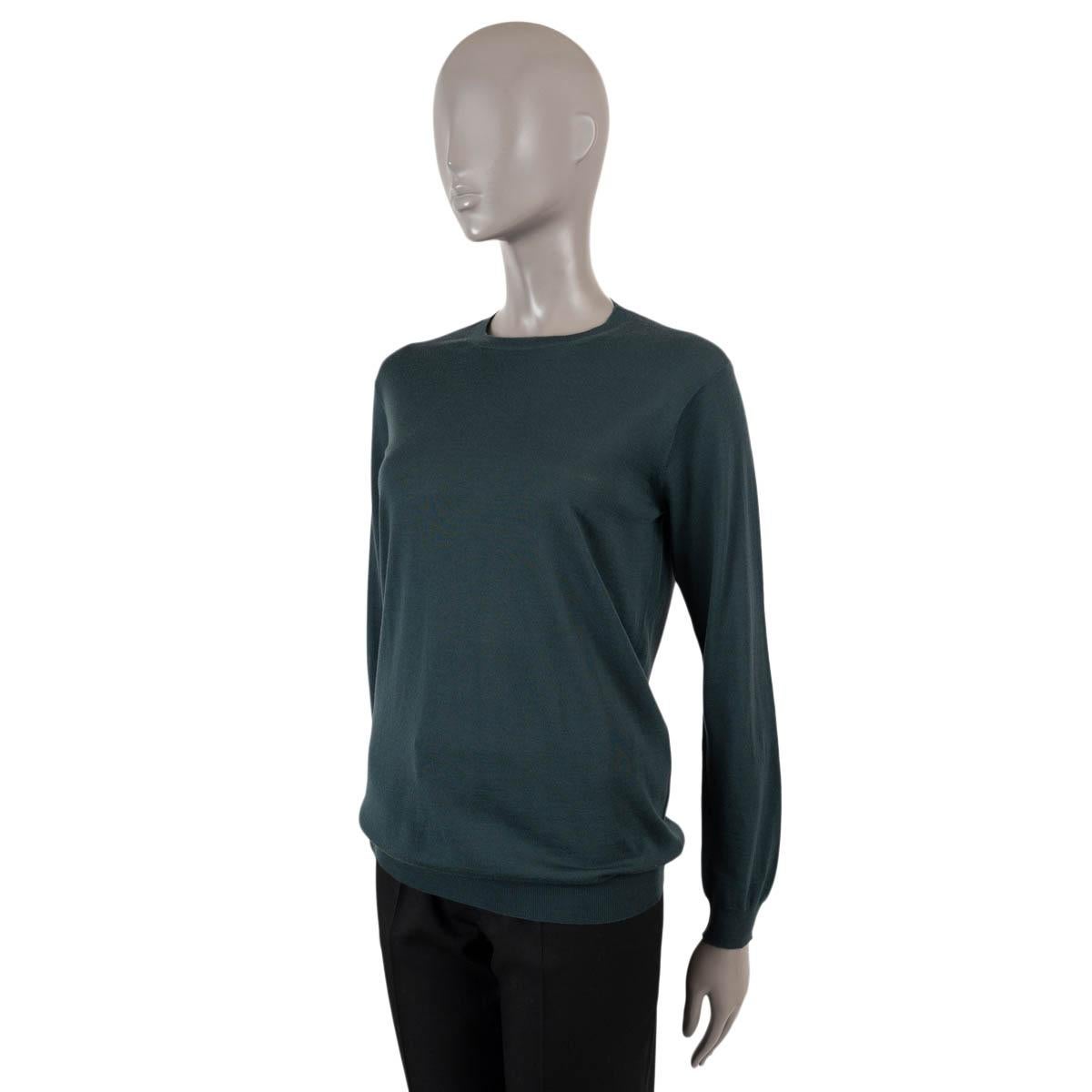 Pull à col ras du cou classique en laine vierge vert Sacramento (100%) authentique à 100% de Prada.  A été porté et est dans un état pratiquement neuf.

Mesures
Taille de l'étiquette	42
Taille	M
Largeur de l'épaule	41cm (16in)
Buste de	94cm