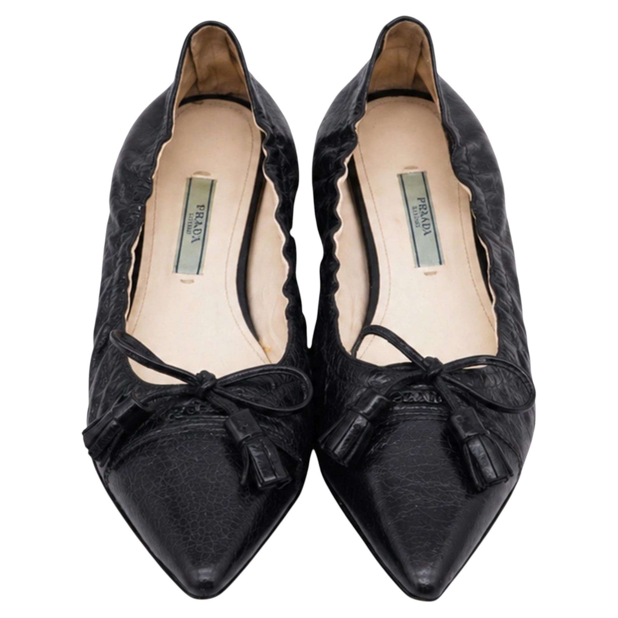 Ballerines Prada à nœud et bout pointu en cuir noir en vente