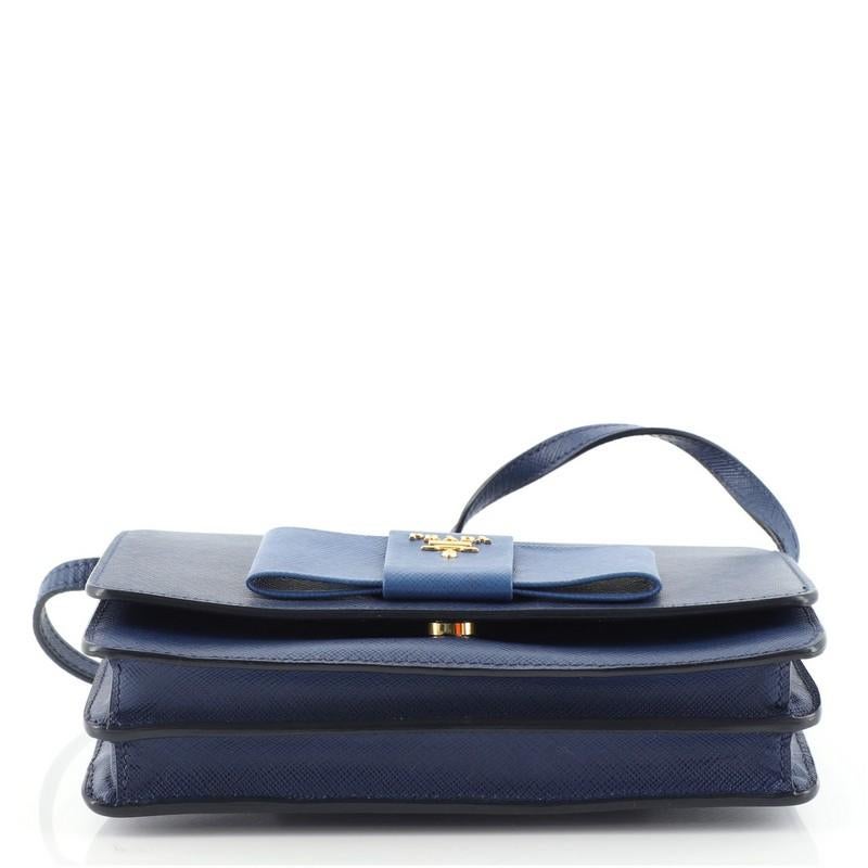 Prada Brieftasche mit Schleife an Riemen aus Saffiano-Leder Klein im Zustand „Gut“ in NY, NY