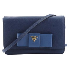 Prada Brieftasche mit Schleife an Riemen aus Saffiano-Leder Klein