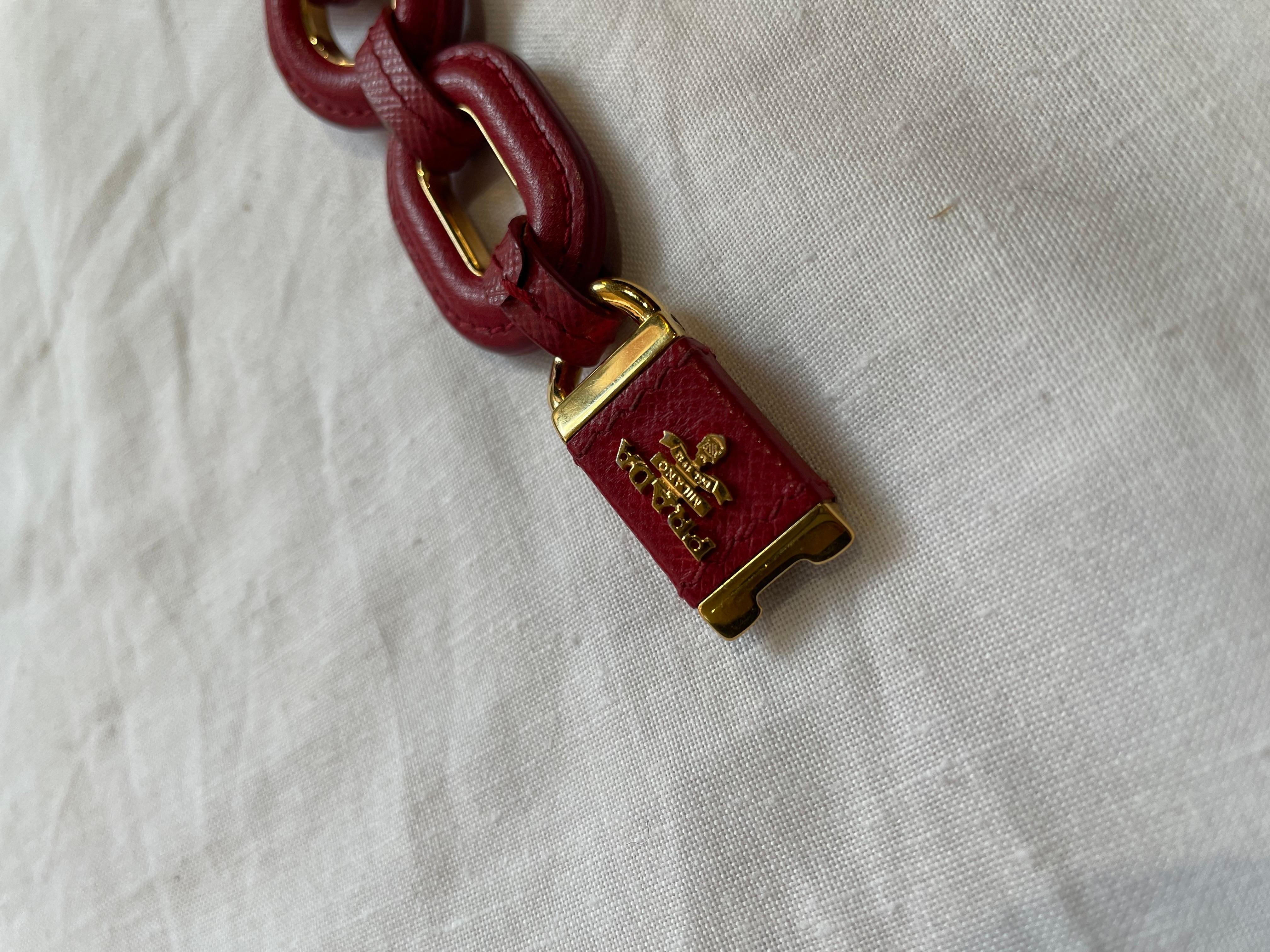 Prada bracelet in dark red saffiano leather In Good Condition For Sale In Carnate, IT