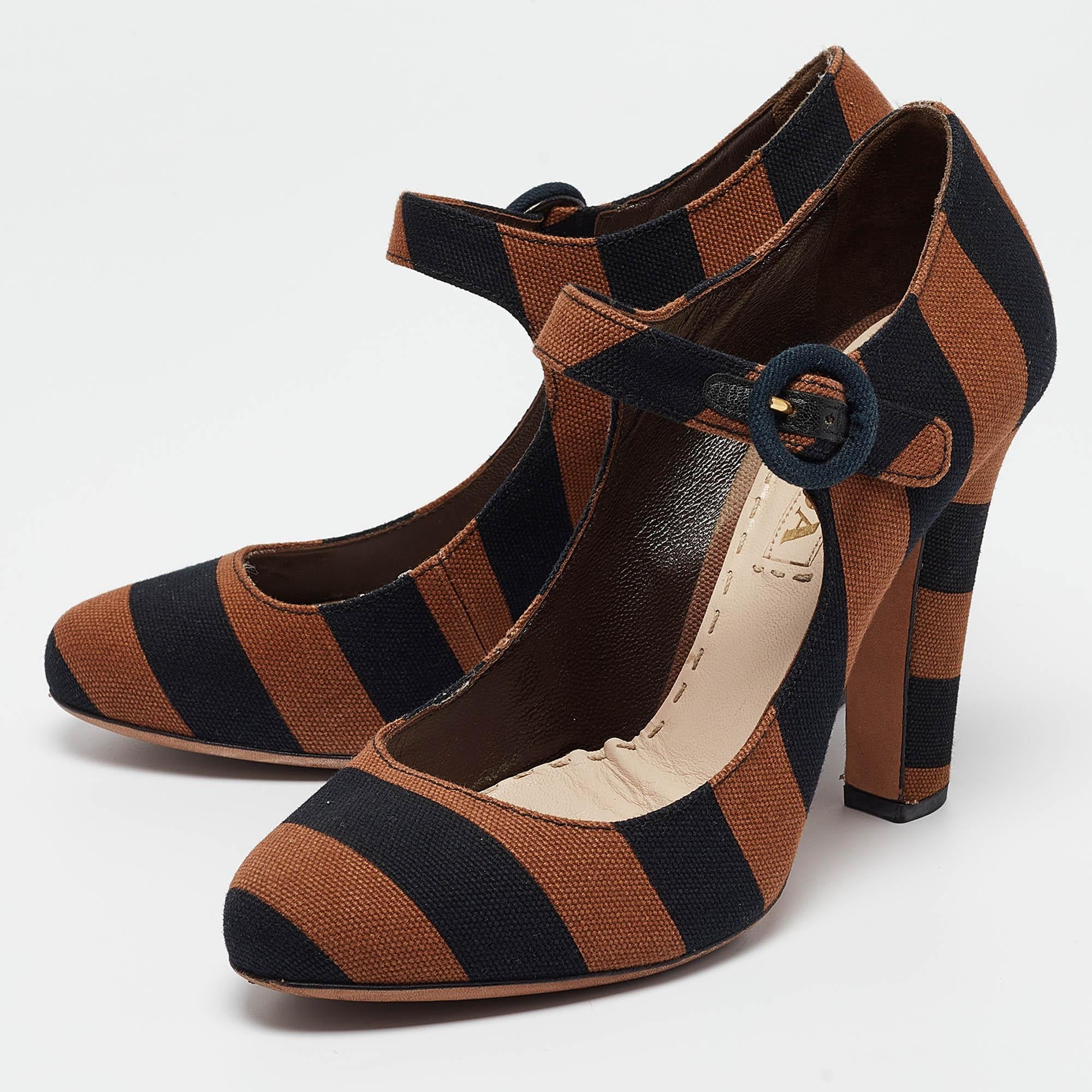 Affichez un style élégant avec cette paire d'escarpins. Ces chaussures élégantes sont fabriquées à partir de matériaux de qualité. Ils sont posés sur des semelles durables et des talons élégants.