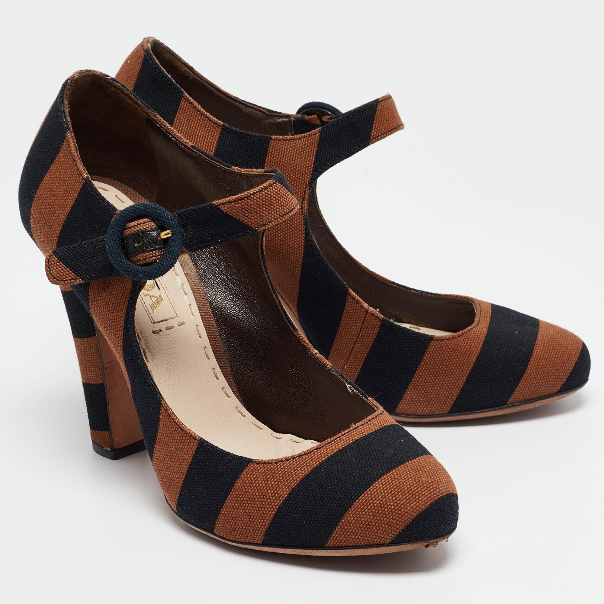 Prada Escarpins Mary Jane en toile Brown/Black Taille 36 Bon état à Dubai, Al Qouz 2