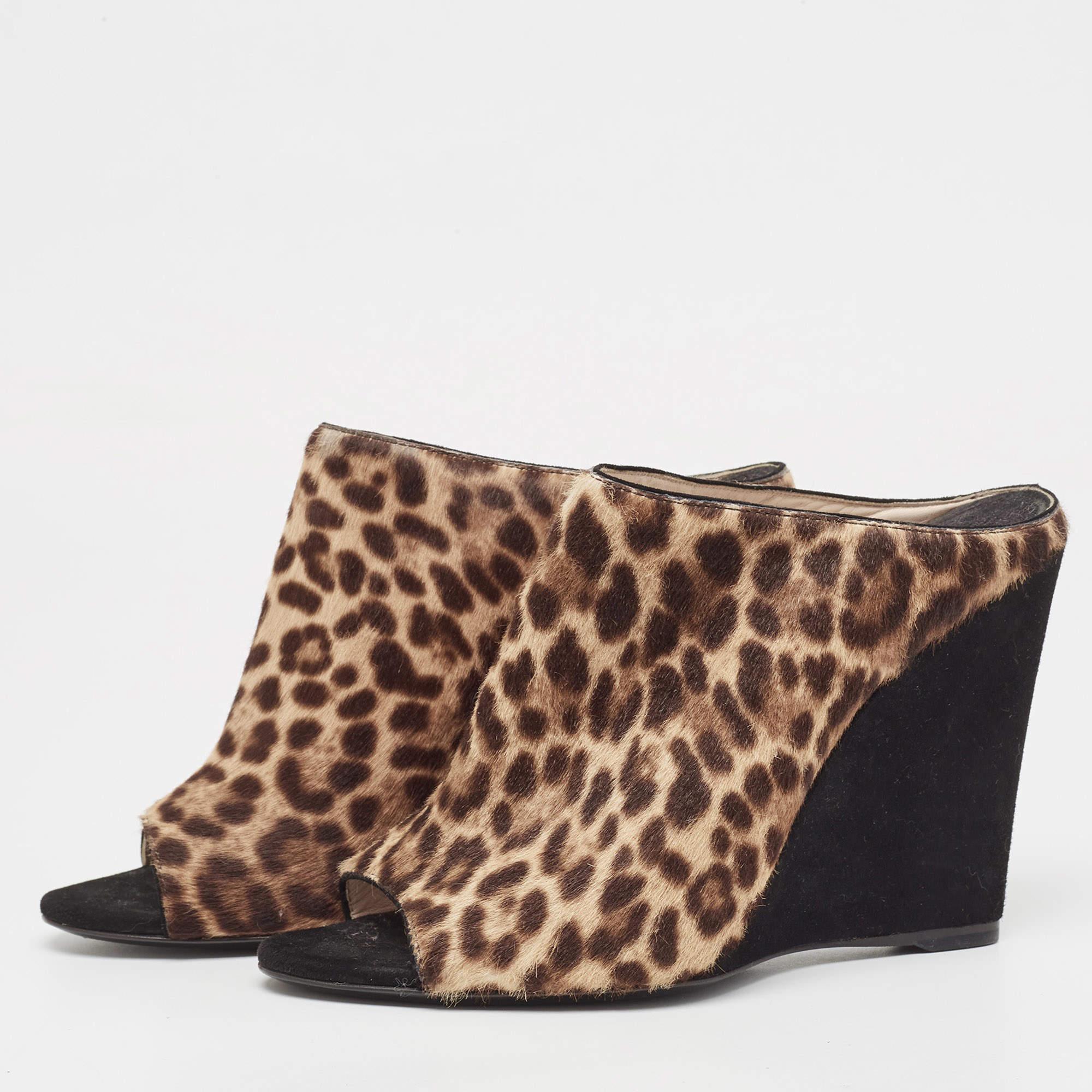 Wear these designer sandals to spruce up any outfit. They are versatile, chic, and can be easily styled. Made using quality materials, these sandals are well-built and long-lasting.