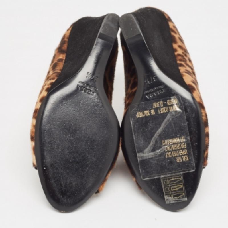 Prada Sandali con zeppa in pelo di vitello marrone misura 37,5 in vendita 2