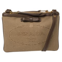 Bolso cruzado de lona y piel marrón de Prada