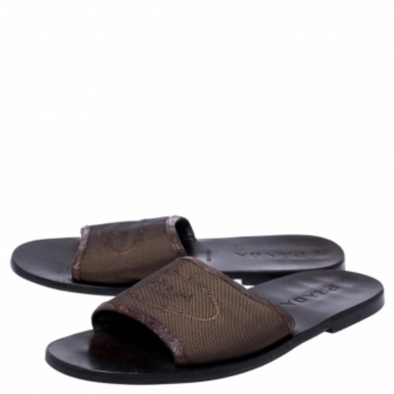 Queste diapositive di Prada sono un compagno ideale da indossare tutti i giorni e offrono un sostegno eccellente. Accentua il tuo stile casual indossando questo paio di ballerine marroni con cinturino in tela con logo sulla tomaia.