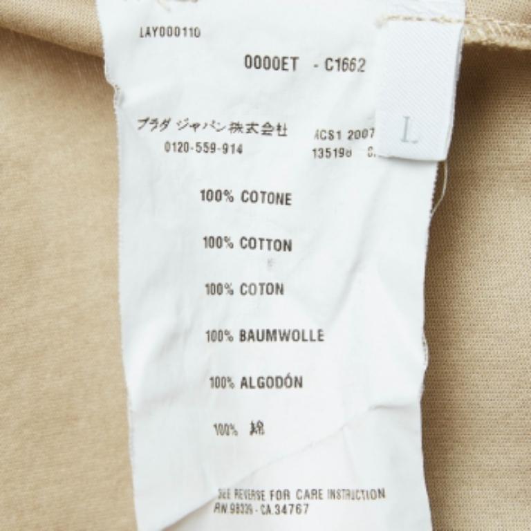 Una combinación perfecta de comodidad, lujo y estilo, ¡esta camiseta de diseño es una pieza imprescindible! Fabricada con materiales de calidad, esta creación puede combinarse con pantalones vaqueros y zapatillas deportivas para un look fresco.