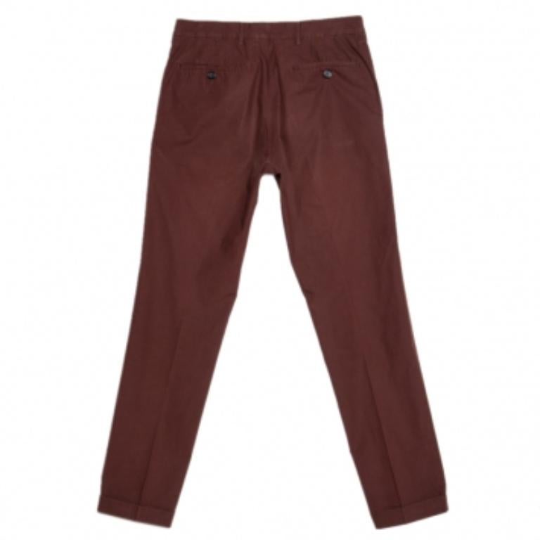Diese Hose von Prada verleiht Ihrem Ensemble einen Hauch von Raffinesse. Mit dieser eleganten braunen Baumwollhose liegen Sie immer voll im Trend.