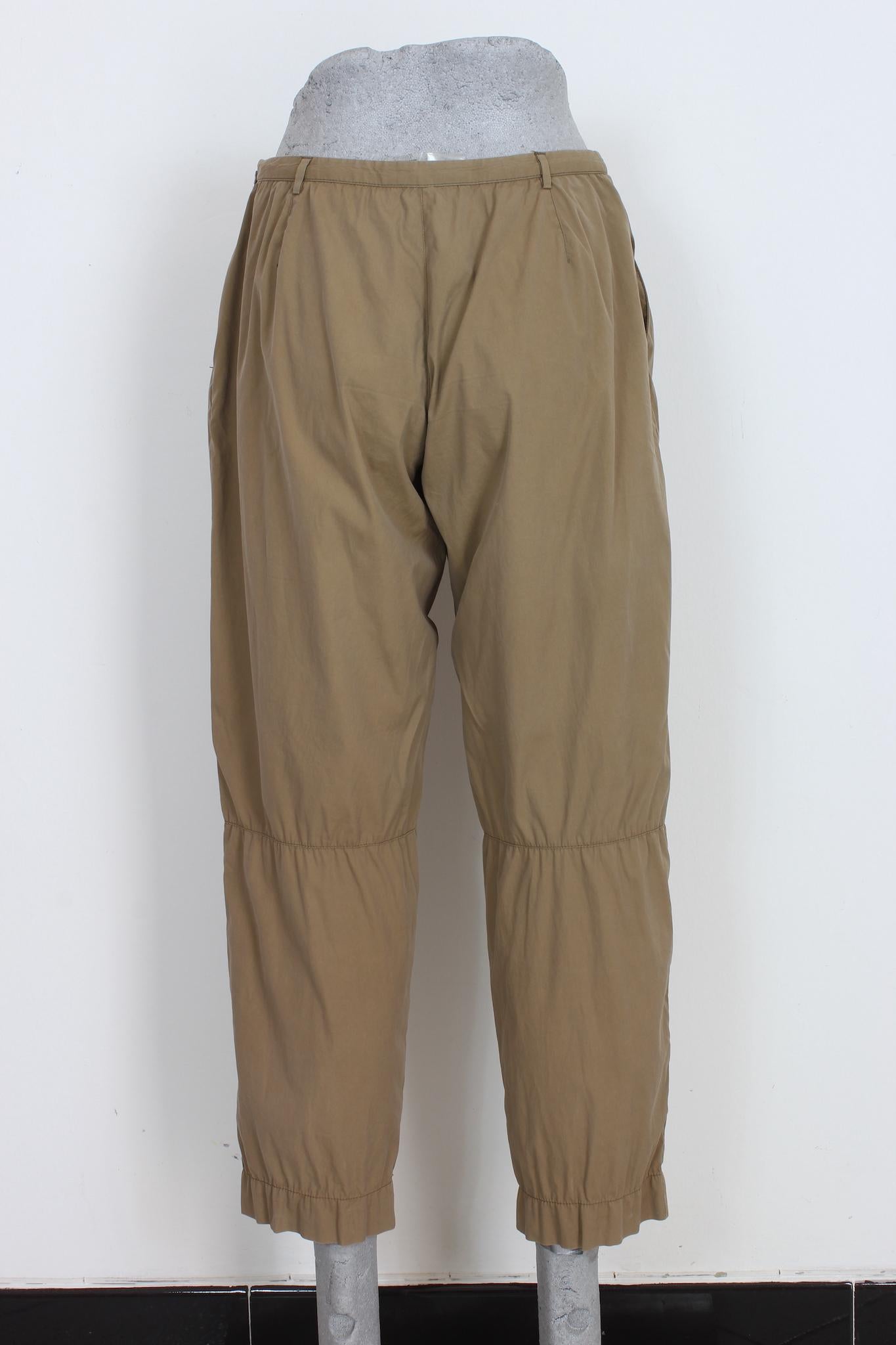 Prada vintage 90s Capri pants. Light brown color, in cotton, ankle length. Two side pockets, side zip fastening. Made in Italy.

Size: 40 It 6 Us 8 Uk

Waist: 35 cm
Length: 91 cm
Hem: 17 cm
Pant crotch: 70 cm