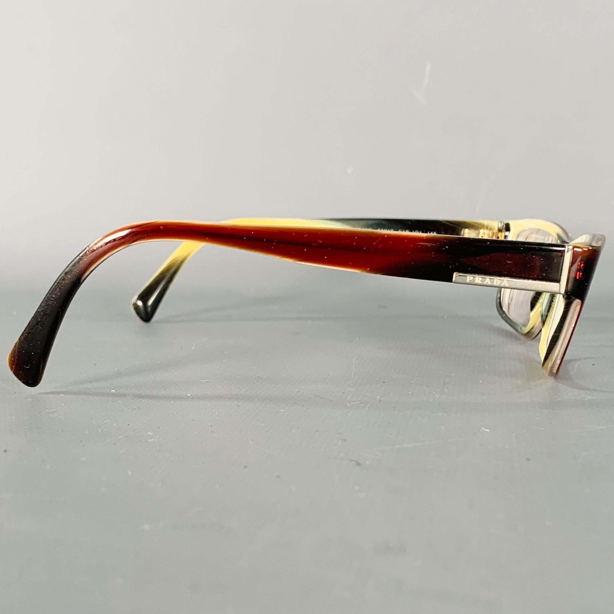 Lettori Prada
in acetato marrone e crema, con design marmorizzato e montatura integrale. Nota: queste montature contengono lenti correttive, che dovranno essere cambiate da un ottico prima di essere indossate. Made in Italy.Ottime condizioni di