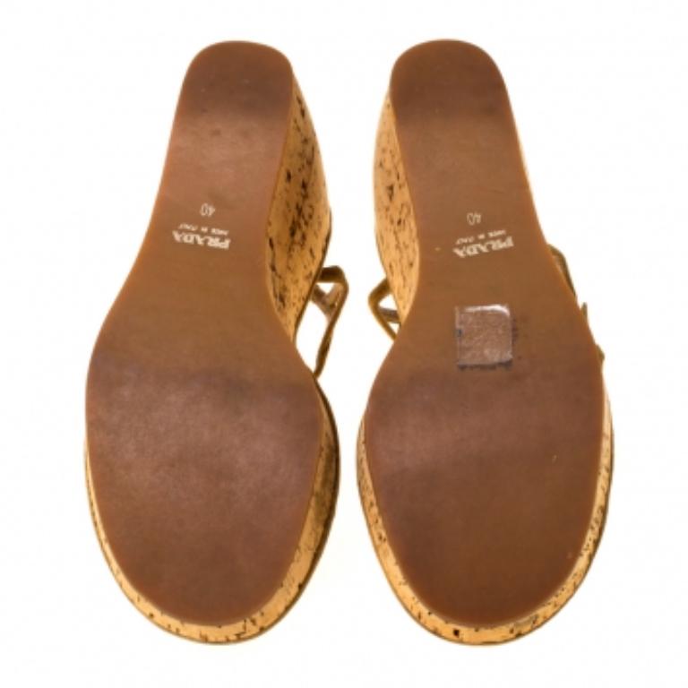 Portez ces sandales compensées en daim lors de vos sorties et faites tourner les têtes. Dotées de brides croisées, de fermetures à la cheville et de talons en liège, elles sont conçues pour vous offrir un maximum de confort. Ces chaussures de la