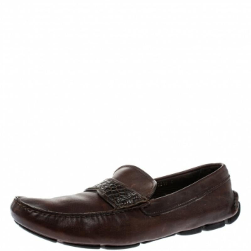 These slip-on loafers from Prada are the ideal pair you'll love having in your closet. They are crafted from leather and crocodile leather in a smart brown color and feature logo detailed straps on the vamps. They are complete with comfortable