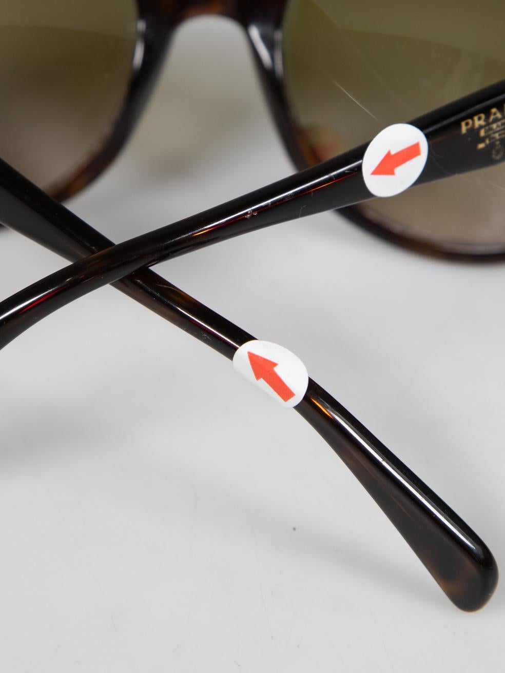 Gafas de sol con logotipo degradado marrón de Prada en venta 4