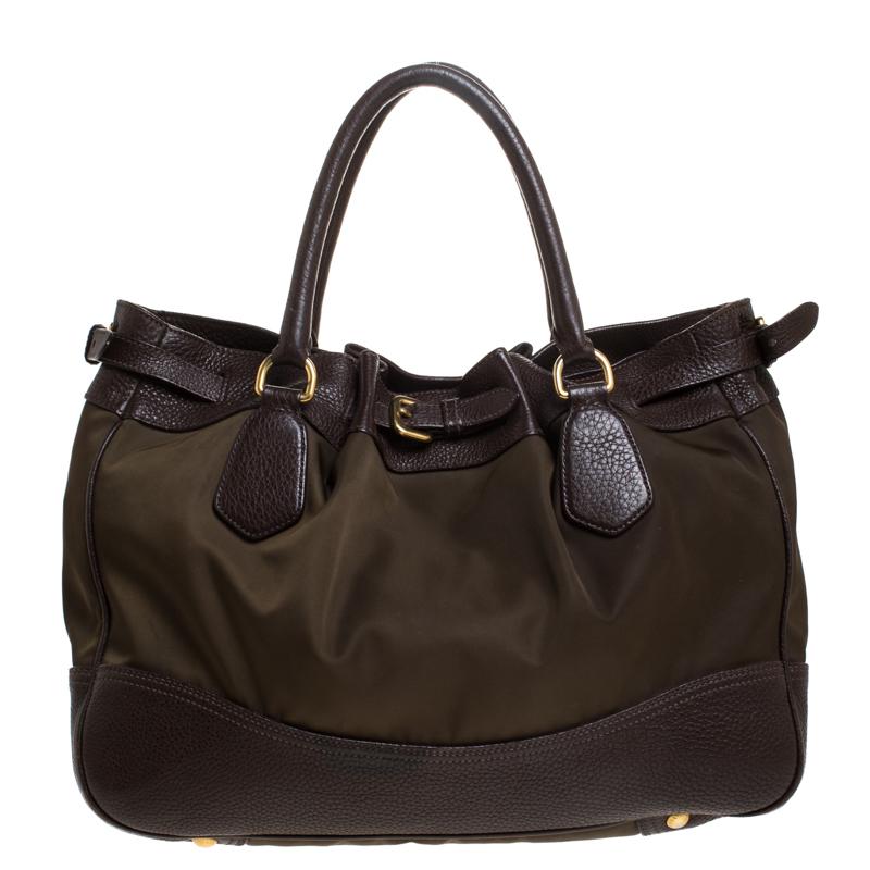 Expertly designed, this buckle tote by Parda is stylish and practical for everyday use. Crafted in Italy, it is made from quality nylon and leather. It flaunts lovely hues of brown and gree, Styled with dual handles, brand logo, buckle detailing,