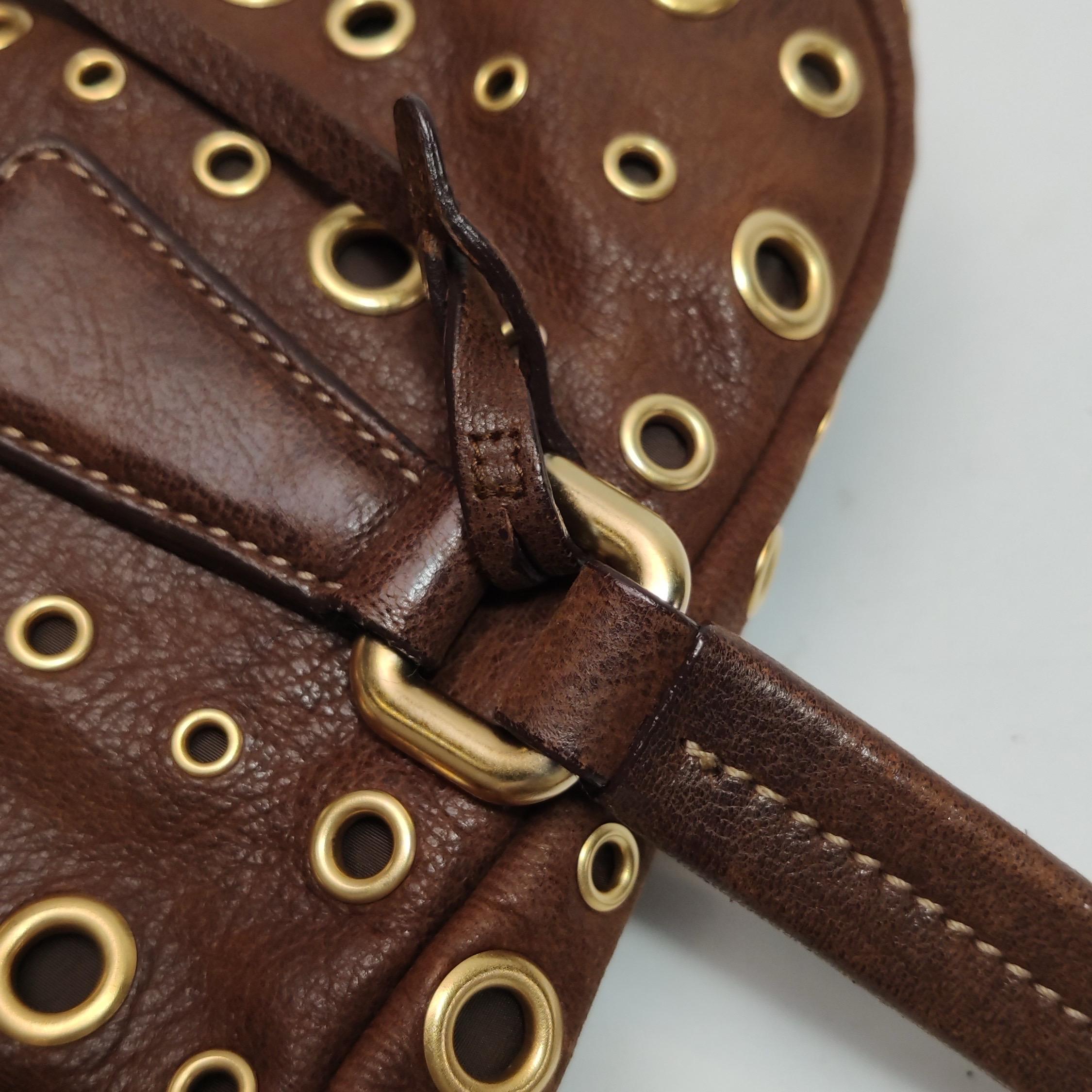 Prada - Sac à bandoulière en cuir de veau marron à anneaux dorés en vente 8