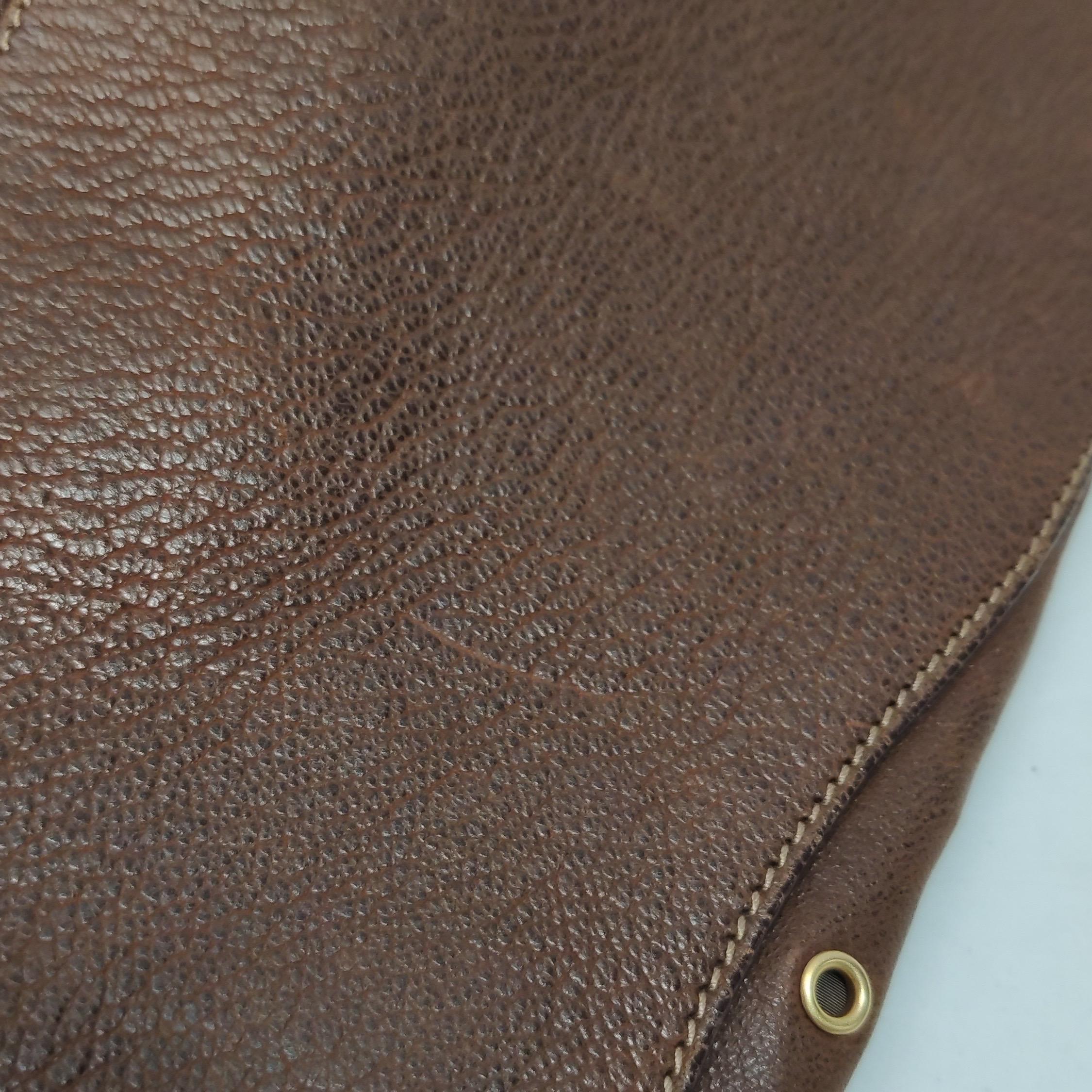 Prada - Sac à bandoulière en cuir de veau marron à anneaux dorés en vente 11