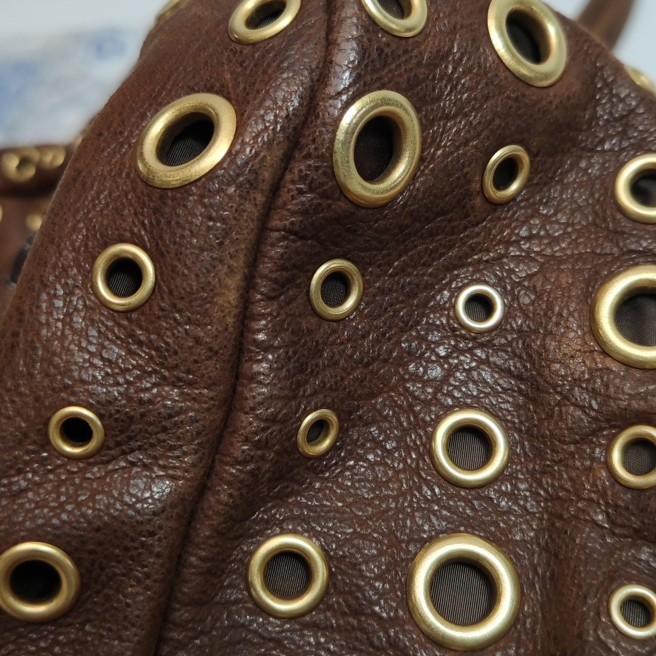 Prada - Sac à bandoulière en cuir de veau marron à anneaux dorés en vente 12