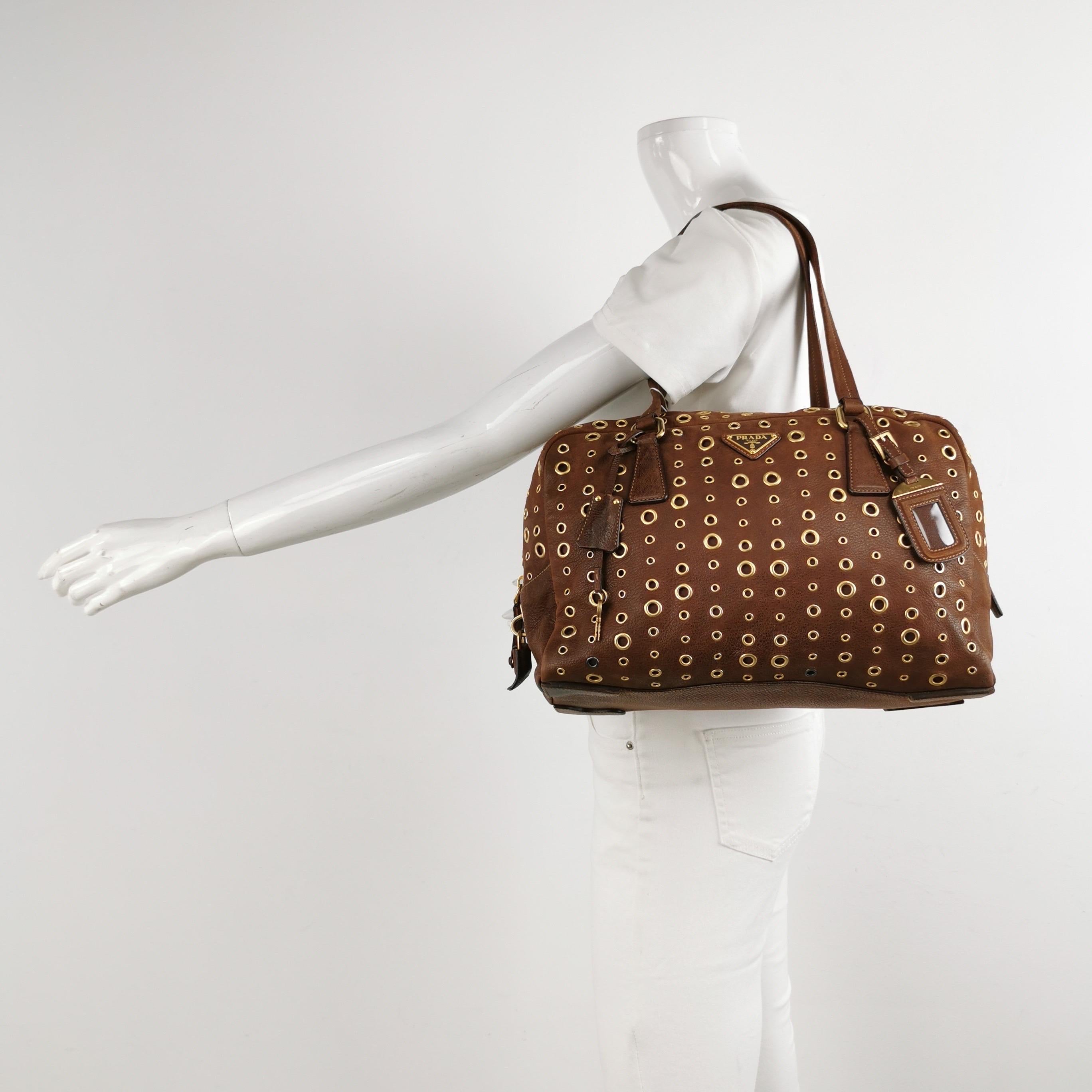 ÉTAT : TRÈS BON

Légers frottements au niveau des coins, de la base et des poignées. Plis du cuir. Rayures sur le matériel. 

DÉTAILS 

Prada
Oeillet
Cuir de veau
Marron
Matériel doré

Largeur 34cm x Hauteur 22cm x Profondeur 14cm 


ACCESSOIRES :