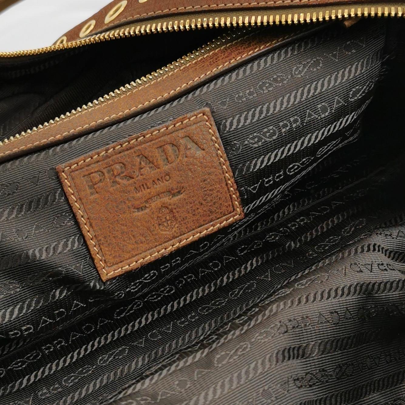 Prada - Sac à bandoulière en cuir de veau marron à anneaux dorés en vente 3