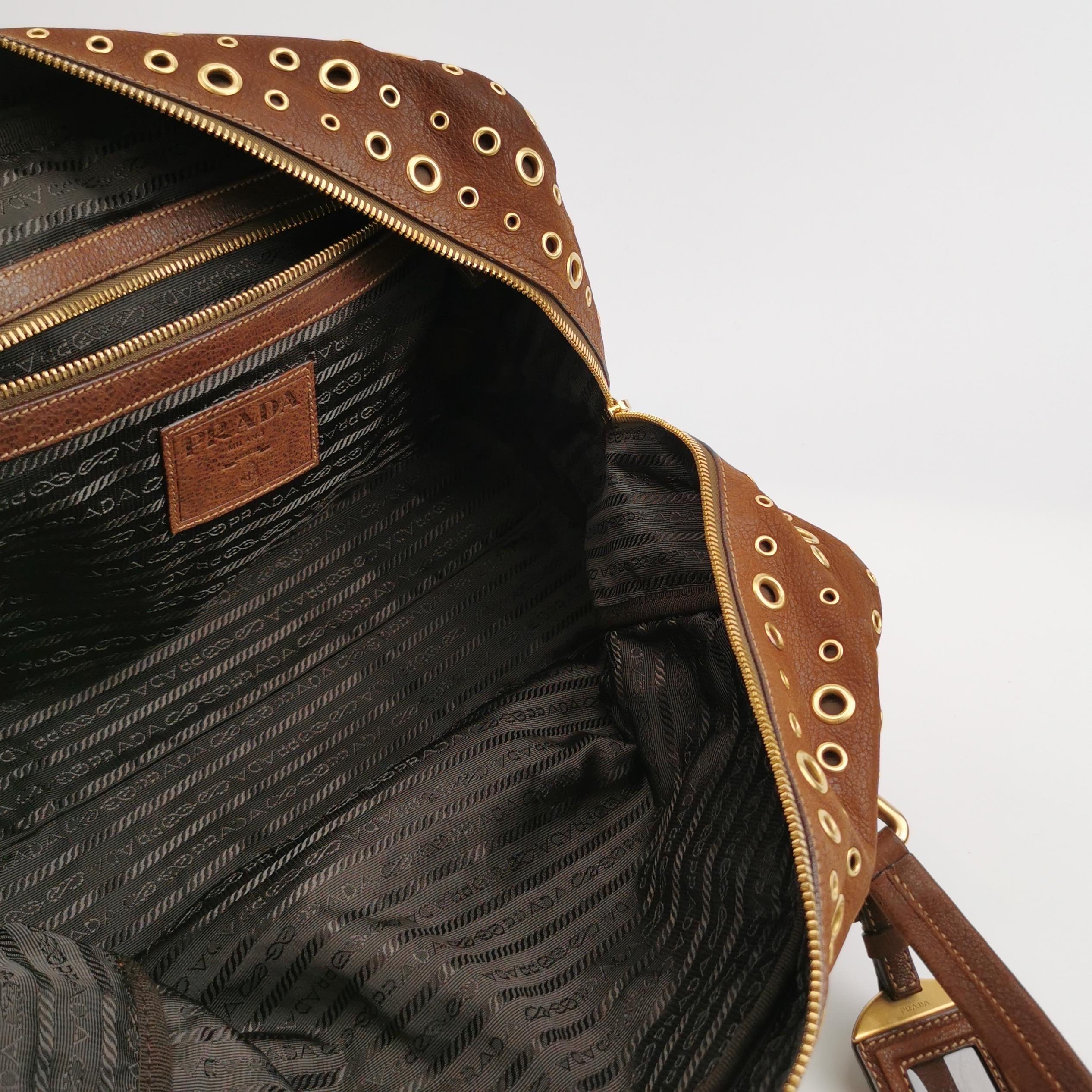 Prada - Sac à bandoulière en cuir de veau marron à anneaux dorés en vente 5
