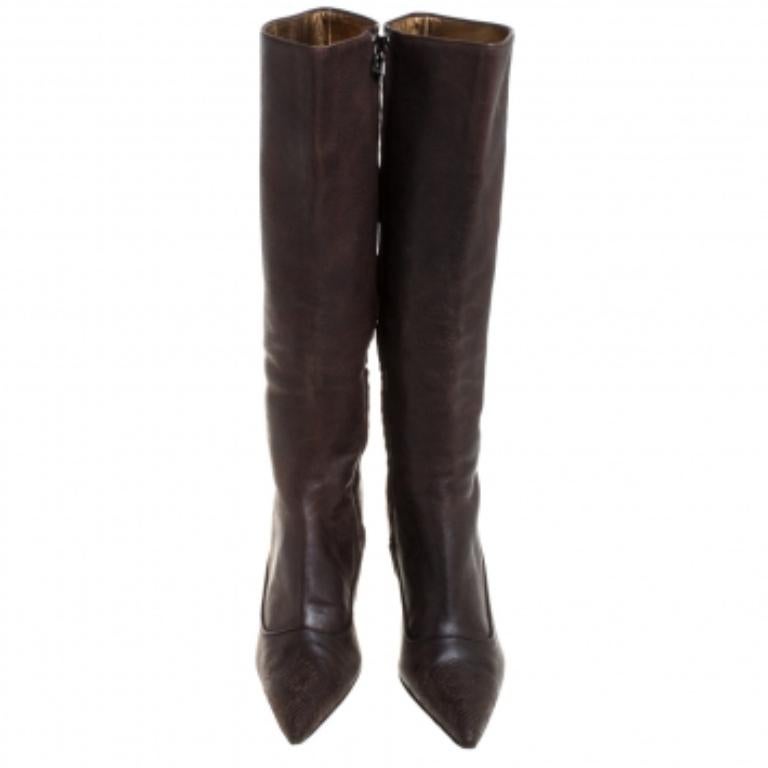 These stylish high boots by Prada are a must-have. Crafted in Italy, they are made of quality leather and comes in a lovely shade of brown. They have been styled simply and feature 8 cm heels, leather lining, insoles, and soles. They are easy to