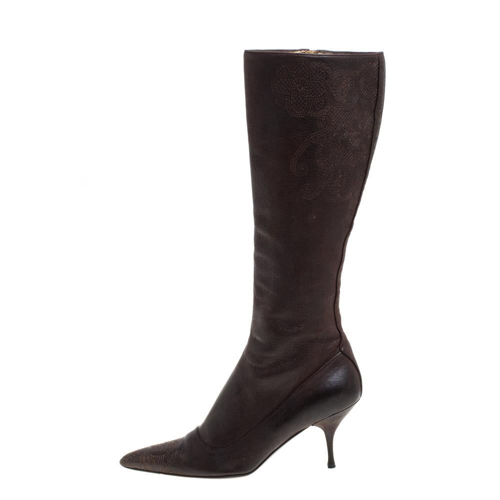 These stylish high boots by Prada are a must-have. Crafted in Italy, they are made of quality leather and comes in a lovely shade of brown. They have been styled simply and feature 8 cm heels, leather lining, insoles, and soles. They are easy to