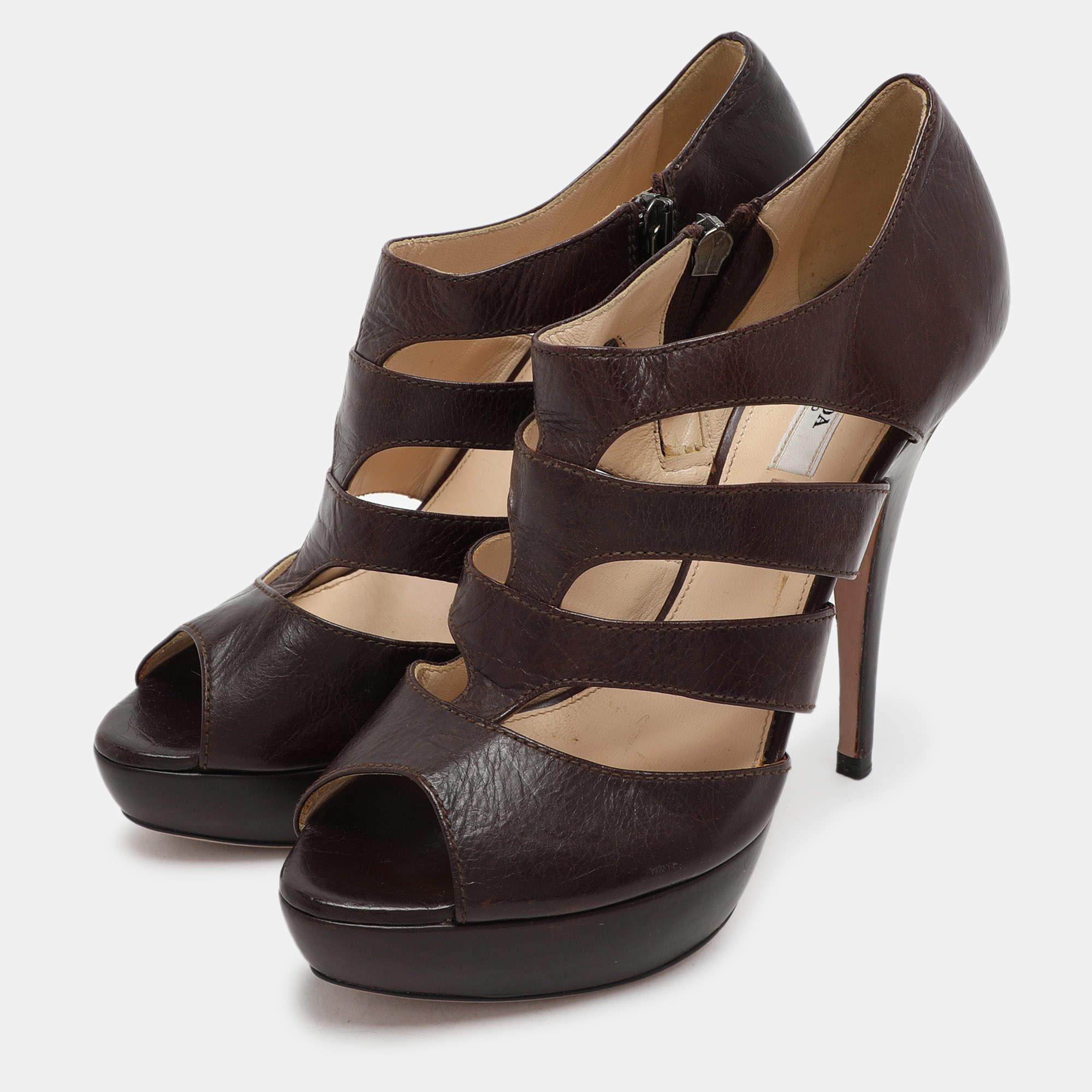 Perfectamente cosidos y acabados para garantizar un aspecto y un ajuste elegantes, estos botines marrones de Prada son una compra de la que te encantará presumir. Quedan muy bien en los pies.