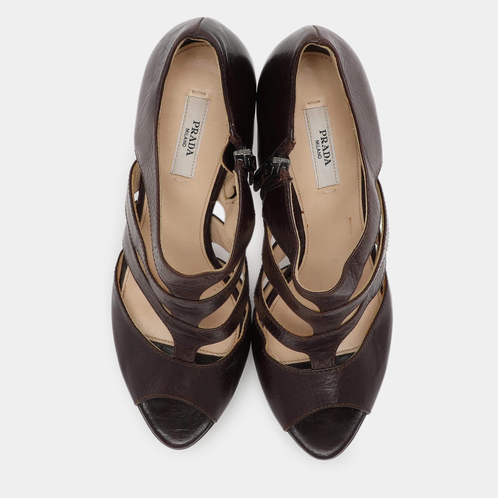 Botines con jaula de piel marrón Prada talla 38 Negro en venta