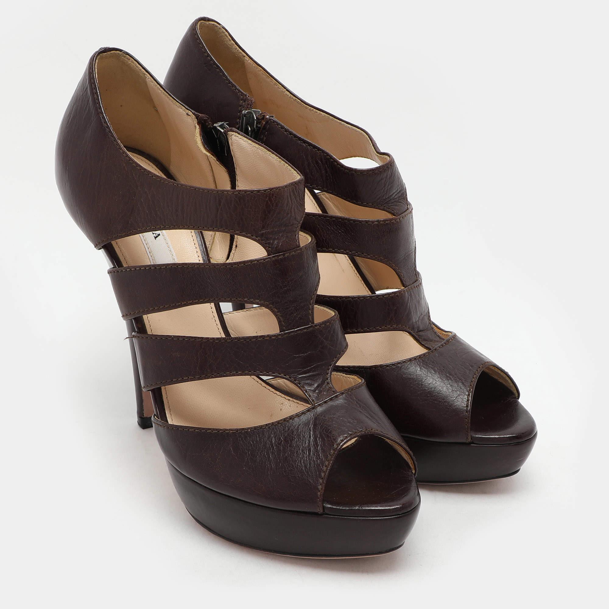 Botines con jaula de piel marrón Prada talla 38 en Bueno estado para la venta en Dubai, Al Qouz 2
