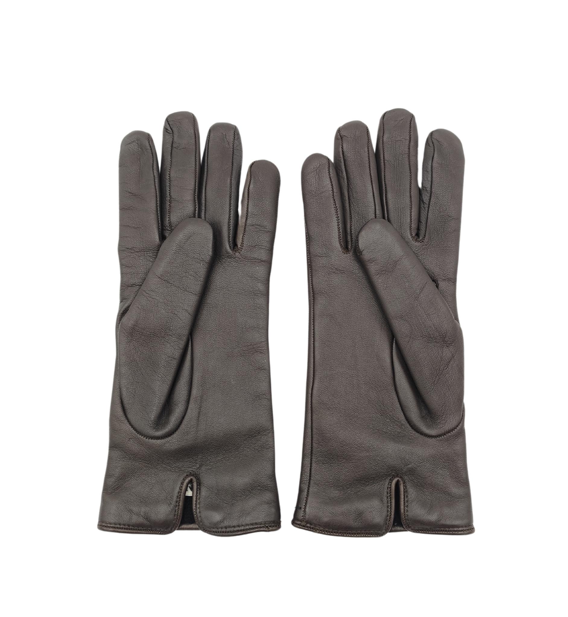 Prada gloves
Brown leather with embroidered logo
Cashmere lined

Marked size 7.5 M

Never worn