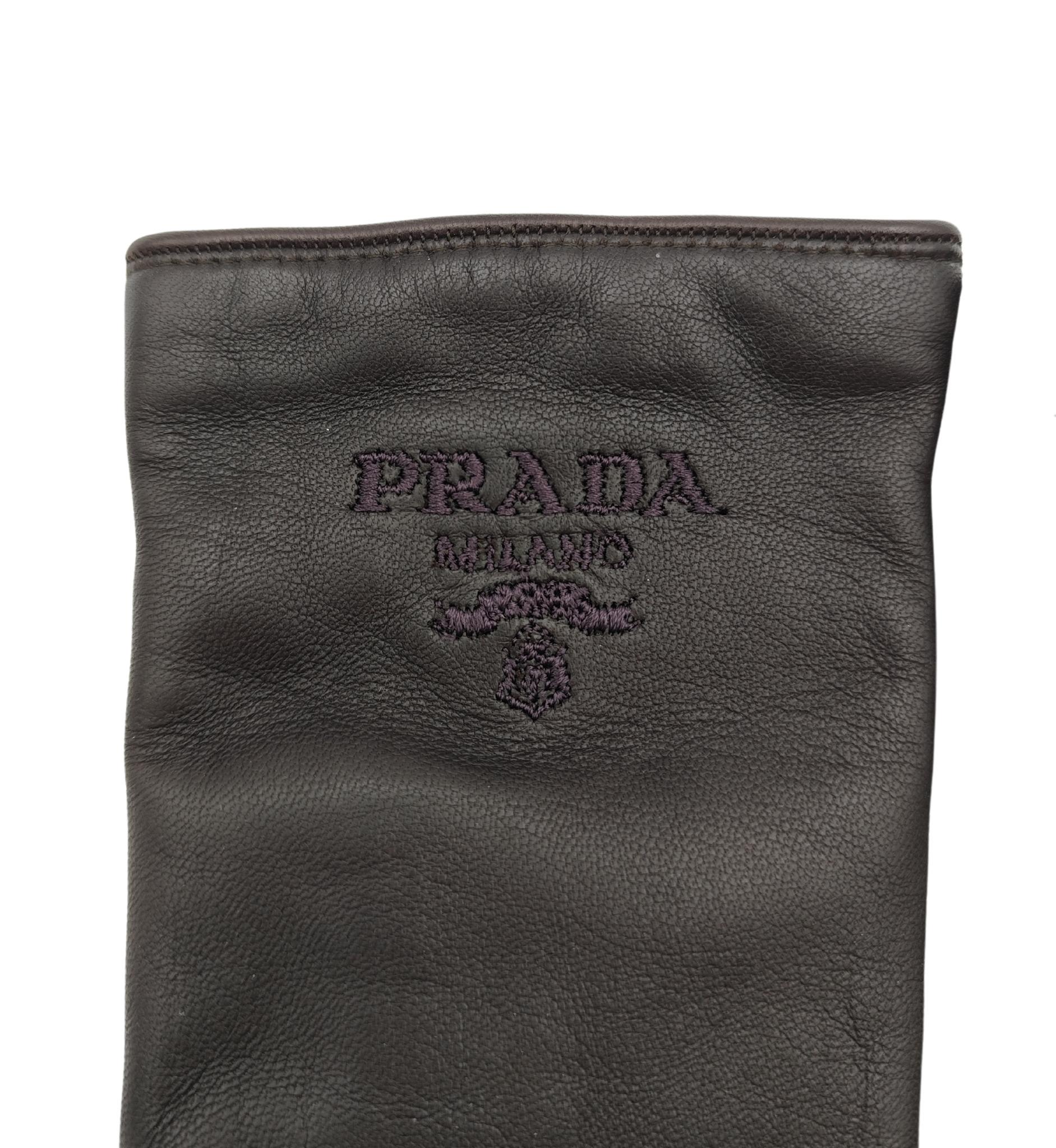 Women's Prada brown leather embroidered logo gloves For Sale