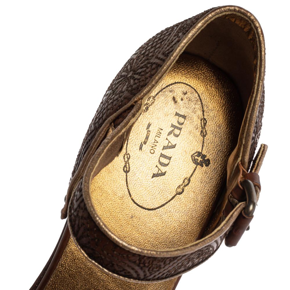 Prada Sandalias con correa en el tobillo de piel marrón con bordado de madera y tacón bloqueado Talla 40 en Bueno Estado en Dubai, Al Qouz 2