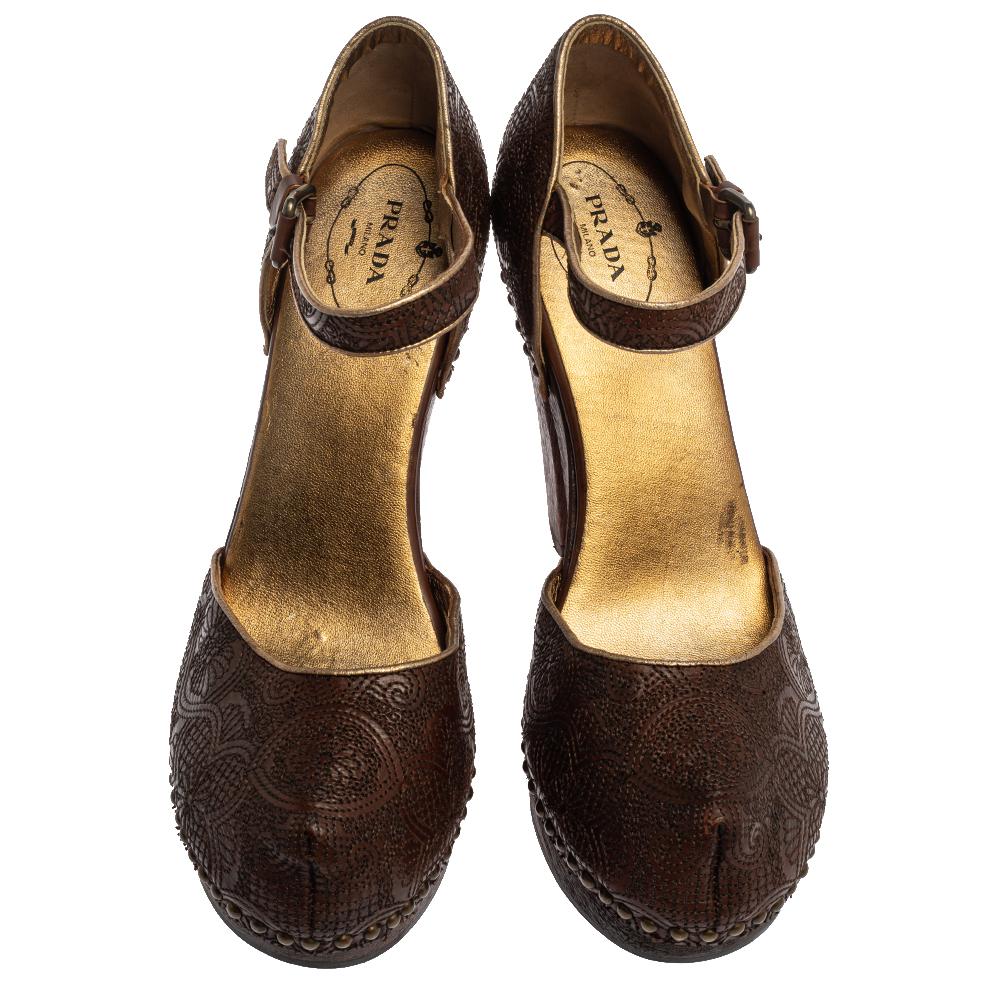 De las mujeres Prada Sandalias con correa en el tobillo de piel marrón con bordado de madera y tacón bloqueado Talla 40