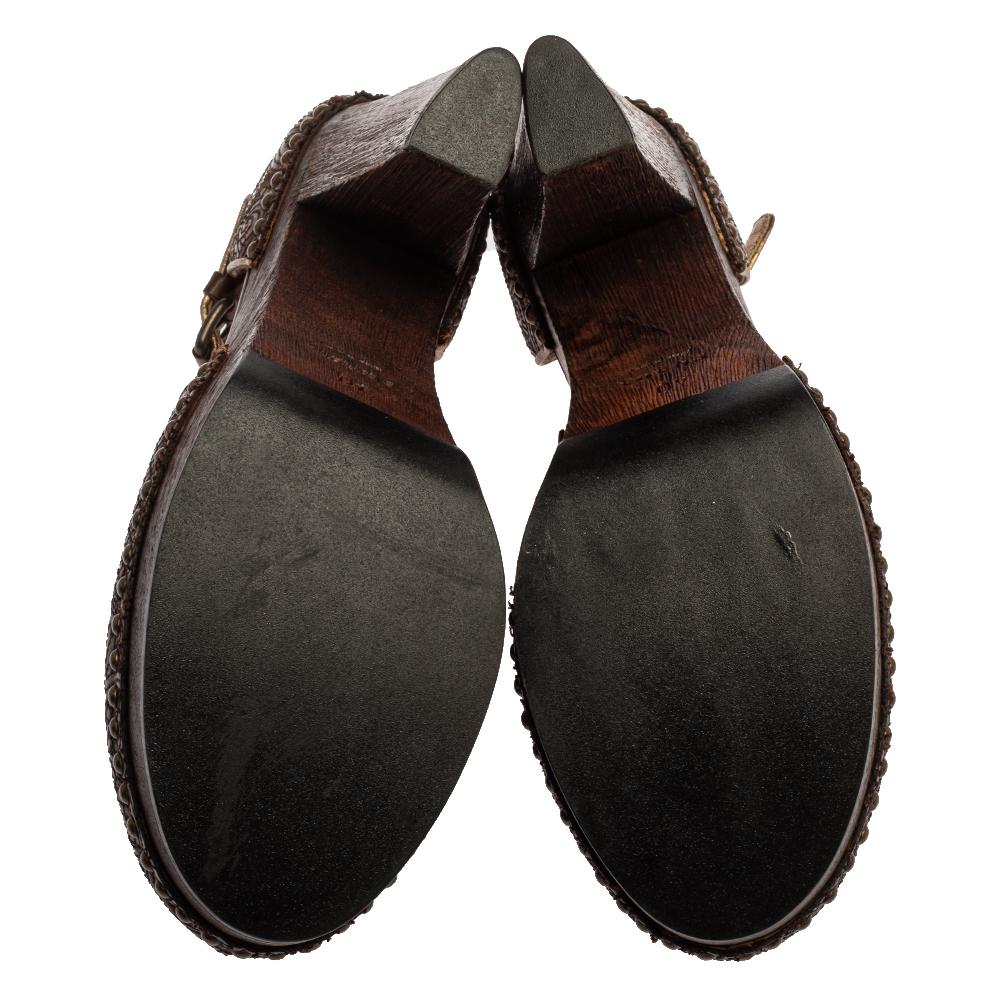 Prada Sandalias con correa en el tobillo de piel marrón con bordado de madera y tacón bloqueado Talla 40 3